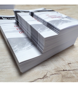 Broschüren geklammert