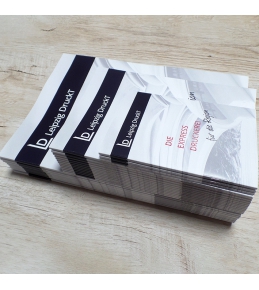 Broschüren geklammert