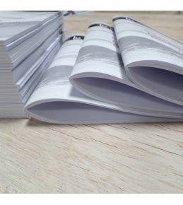 Broschüren geklammert