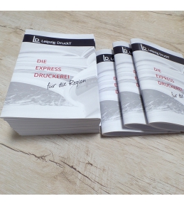 Broschüren geklammert