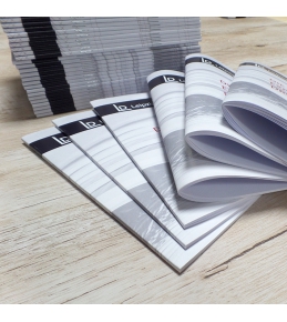 Broschüren geklammert