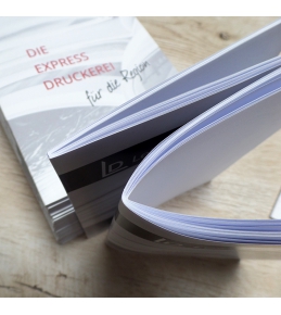 Broschüren geklammert